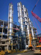 已內酰胺搬延項目，中聯(lián)公司承建的400-500的70米大塔保溫防腐完成準備吊裝